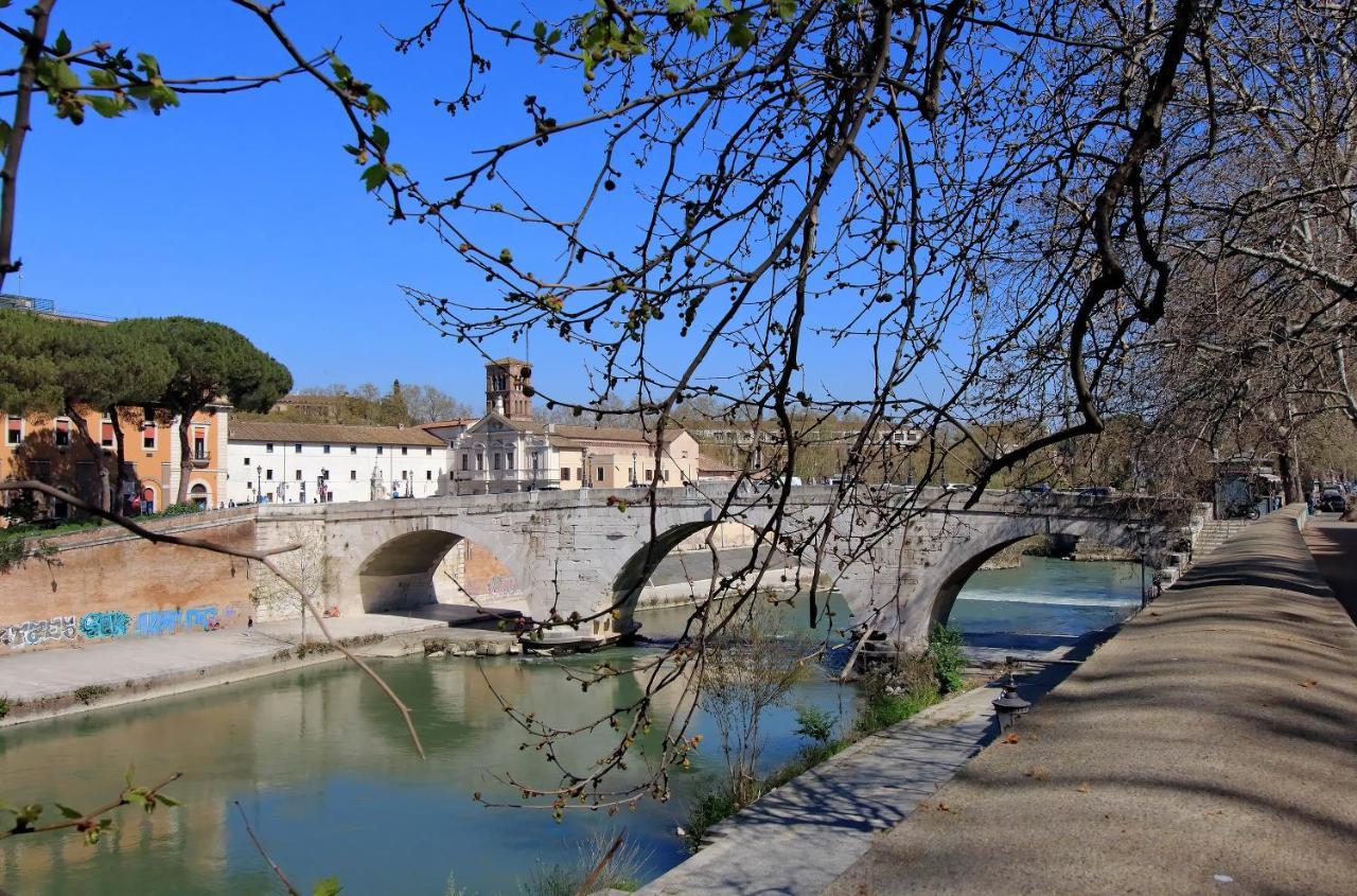 4Bnb - Tiberina Spacious Apartment Rome Bagian luar foto